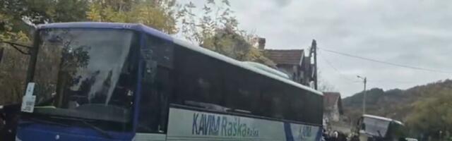 Udes kod Polumira: Autobus sa naprednjacima udario u ogradu pored puta