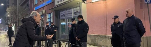 Održan protest ispred leskovačkog SNS, Cakić upitao načelnika policije koga štiti