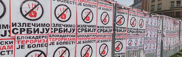 FOTO: U centru Novog Sada ponovo plakati protiv studenata u blokadi