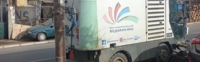 PRIBLIŽILI SE IZBORI Vozilo niškog komunalnog preduzeća čisti Knjaževac? (FOTO)