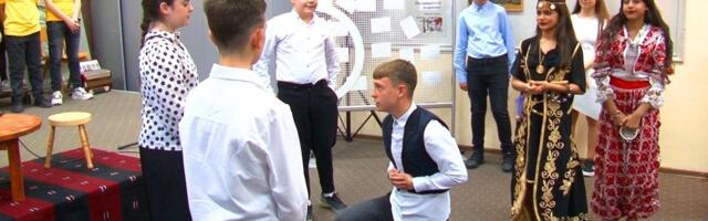 Vek i po od rođenja velikana: Đaci mu se odužuju na pravi način (VIDEO)