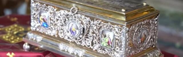 Trakice nisu "delovi" Bogorodičinog pojasa: Evo šta se zaista deli vernicima kod Hrama