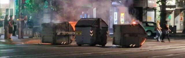 MUP: Uhapšene 2 osobe zbog sumnje da su posle protesta palili kontejnere i bacali kamenice i topovske udare na policiju