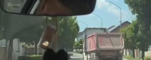 ZA DLAKU IZBEGNUTA KATASTROFA, JEZIV SNIMAK! Ludačka vožnja kamiondžije umalo izazvala MASAKR na putu: "Ne u autobus, neee!" (VIDEO)
