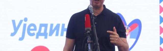 LAPOVO ČEKA VUČIĆA! Građani pristižu u velikom broju, vijori se ogromna srpska zastava!