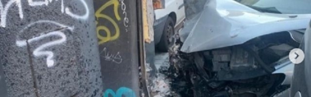Vozio preko 100 na sat u centru, pa se zakucao u zid (FOTO)