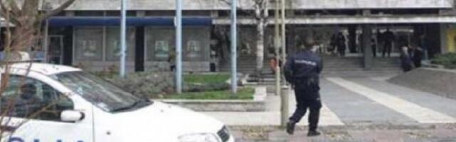 INTERVENISALA SUDSKA STRAŽA! Čekajući suđenje uputio policajcki teške uvrede, ODREĐENO MU ZADRŽAVANJE!