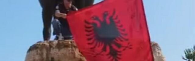 Provokacije u Tirani: Zastava Albanije, a na njoj gradovi iz Srbije, CG... (VIDEO)