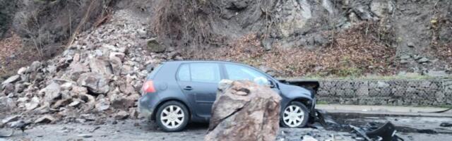 Brdo se srušilo u blizini Baljevca – automobil potpuno smrskan