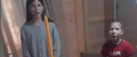 Milioni ljudi širom sveta gledaju srpsku porodicu kako slavi Svetog Nikolu i krste se: Jedni organizuju pomoć, drugi misle da je kult, a sve zbog ribe!