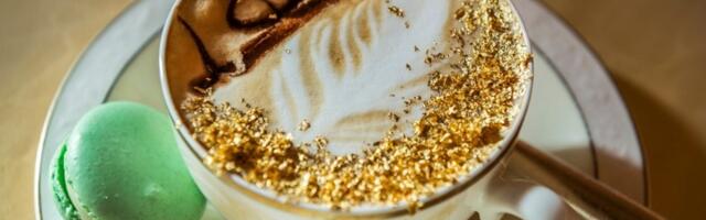 U restoranu u Sarajevu poslužen NAJVEĆI KAPUĆINO sa JESTIVIM ZLATOM: Evo koliko košta ova nesvakidašnja kafa (VIDEO)