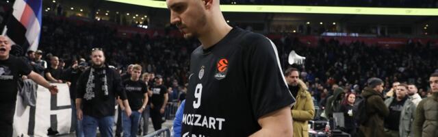 Utučeni košarkaši Partizana pognutih glava stajali ispred Grobara, ovako je izgledao "sukob" posle Makabija