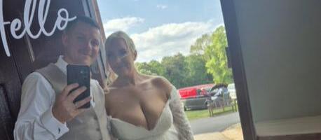 Svi gledaju u dekolte ove mlade: "O, bože bukvalno sve ispada!"