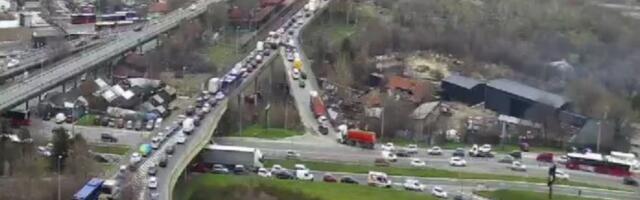 SUDARILI SE KAMION I AUTOMOBIL NA PANČEVAČKOM MOSTU! Vozilo se zarotiralo - Napravio se haos u saobraćaju!