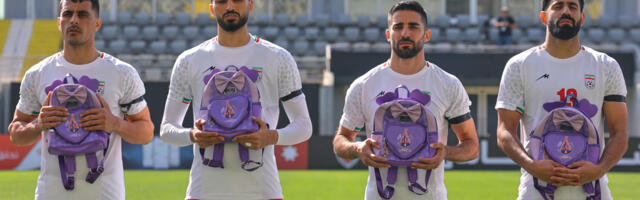 Fudbaleri Irana uz školske torbe i crne trake odali počast za stradale u napadu na školu u Minabu