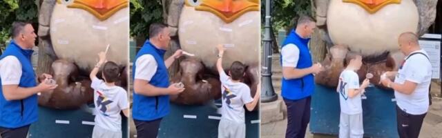 Skandal u Vrnjačkoj Banji! Učiteljica terala decu da lepe blokaderske nalepnice po simbolu grada, reagovao predsednik opštine (VIDEO)