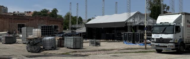 U toku pripreme za ARSENAL FEST, zatvoren parking na Trgu topolivaca (VIDEO)