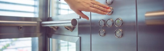 Dali 24 miliona za lepljenje plastičnih slagalica u liftovima!