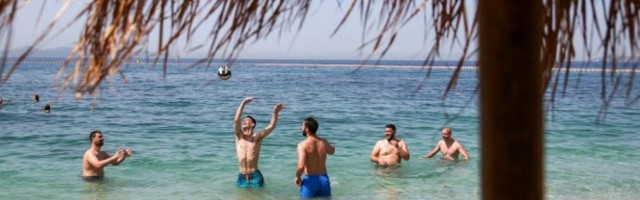 NIŠTA OD LETOVANJA U SEPTEMBRU?! Broj novozaraženih koronavirusom raste, a ove mere su trenutno na snazi!