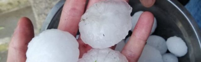 (FOTO/VIDEO) SNAŽNO NEVREME POGODILO SLOVENIJU I AUSTRIJU! Grad veličine jabuke razbijao automobile, krovove, uništio useve, 33.000 MUNJA paralo nebo!
