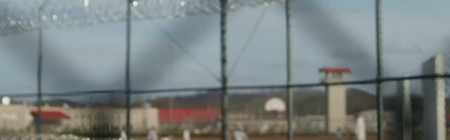 NEZAPAMĆEN SLUČAJ U SPUŽU Advokat doneo farmerke klijentkinji koja je htela da se venča iza rešetaka: Kad je policija otvorila kesu, pozlilo mu, zvali i Hitnu