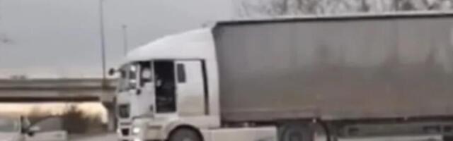 Dok se oni biju, vozila stoje na putu: "Makljaža" nasred ulice u Novom Sadu, potukli se vozači! (VIDEO)