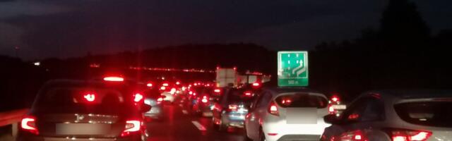 Dron snimio kolaps u Crnoj Gori: Kilometarske kolone, vozači nemaju kud, neviđen haos