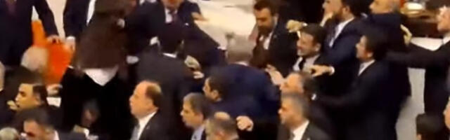 Туча посланика током полагања заклетве у турском парламенту