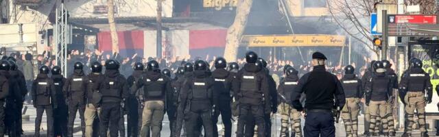 Pogledajte korteo Grobara pred 178. večiti derbi sa Zvezdom, navijači Partizana "izvalili" i saobraćajni znak