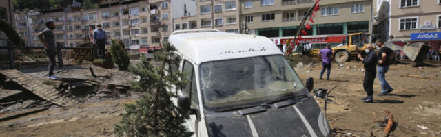 VODA NOSI AUTOMOBILE, JEDNOG ZEMLJA PROGUTALA! Apokaliptične scene iz prestonice za vreme poplava (VIDEO)