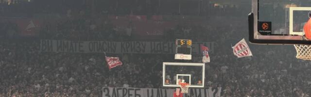 Delije parolom preko cele tribine prozvale Grobare: Pomenuli Split i Zagreb, pa zaorkužili sa Tuđmanom