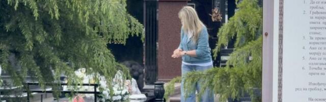 ŠTA JE SUZANA JOVANOVIĆ DONELA POPOVIĆU NA GROB?! Sašina UDOVICA ostavila OVO, kamere je usnimile! (VIDEO)