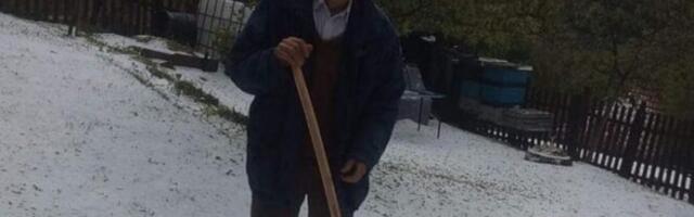 "Ovo u životu nisam video": Nestvarna slika dede Ratomira, grad usred maja čisti lopatom kao da je sneg