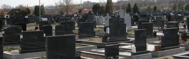 Na grobu je uklesala JEZIVU poruku porodici od koje ćete se skameniti! (FOTO)