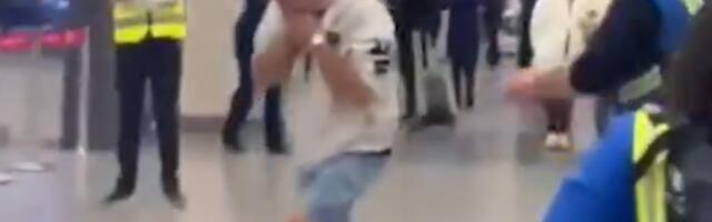 STRAVA I UŽAS NA AERODROMU: Putnici vrištali u panici, muškarac razbio flašu pa počeo da se seče (VIDEO)