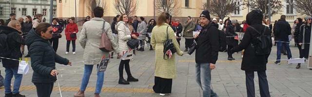 FOTO, VIDEO: Zaposleni u kulturi i prosveti izveli performans na Trgu slobode