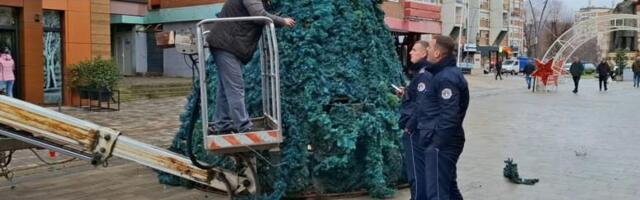 SRBI POČELI DA POSTAVLJAJU JELKU, ODMAH DOŠLA KURTIJEVA POLICIJA: Tražili dozvolu na uvid i za rasvetu (VIDEO)