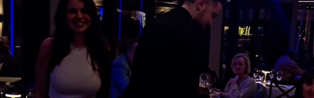 Azri stigao važan gost u Americi! Pevačica u farmerkama i krop majici pokazala telo 8 meseci posle porodjaja