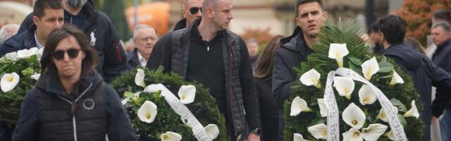 Ko je sve došao na sahranu Duška Vujoševića: Legende, političari, pevači, hiljade ljudi pozdravilo generala