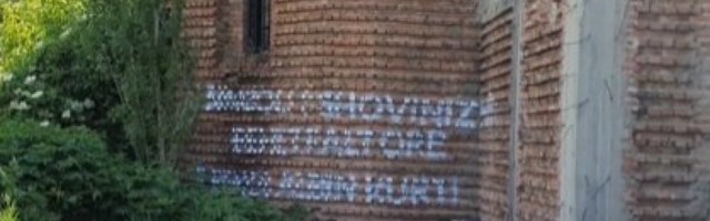 (FOTO) NOVO SKRNAVLJENJE CRKVE U PRIŠTINI: Na Hramu Hrista Spasa ispisan još jedan grafit, policija samo gleda!