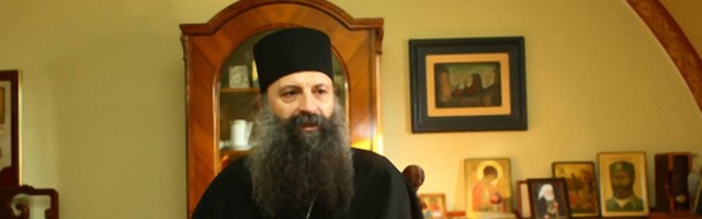 Ljudi dele fotku patrijarha Porfirija koji se provodio na Exit festivalu