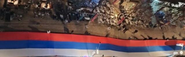 PRELEP PRIZOR U JUŽNOJ POKRAJINI: Srpska trobojka duga 250 metara razvijena u Severnoj Mitrovici (VIDEO)