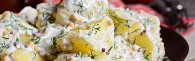 Krompir salata na nemački način koja se odlično slaže sa bečkom šniclom ili kobasicom