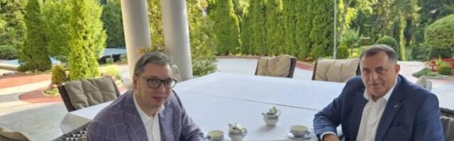 TAČNO JE 5, VREME JE ZA ČAJ! Vučić objavio fotografiju sa Dodikom, komentarom sve oduševio!