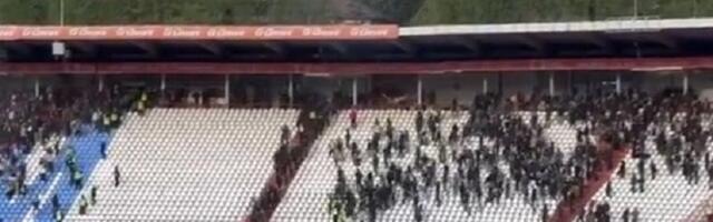 Leteli topovski udari i stolice: Incidenti na derbiju (VIDEO)