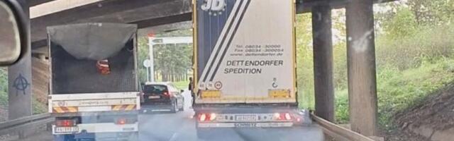 KAMION SE ZAGLAVIO KOD BEOGRADSKOG AERODROMA: Stvaraju se ogromne gužve! (FOTO)