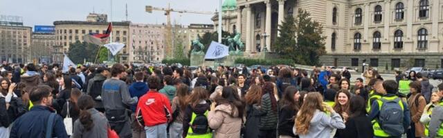 Srednjoškolci koji se ne šale organizuju blokadu auto-puta: Trajaće do 19 časova (FOTO, VIDEO)