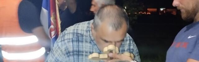 Hodočasnici se sa Hilandara vratili bez blagoslova za studente, ali sa svetim krstom