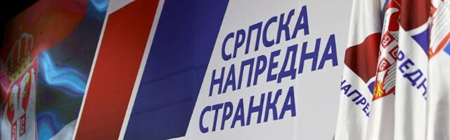 SNS-ovci gađali građane jajima, oni im UZVRATILI: Policija čuva naprednjačke prostorije
