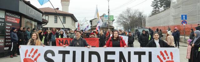 FOTO, VIDEO Održan protest u Novom Pazaru: "Studenti DUNP-a postali simbol hrabrosti, tolerancije i razuma"